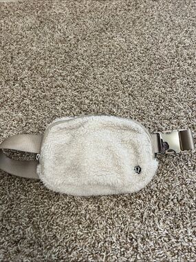Lululemon Sherpa Fleece Waist Bag - Neutral Cream